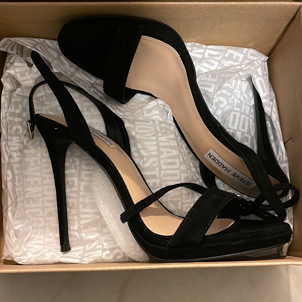 Black, minimalist heel / 4.5 inch heel height / .75 inch platform